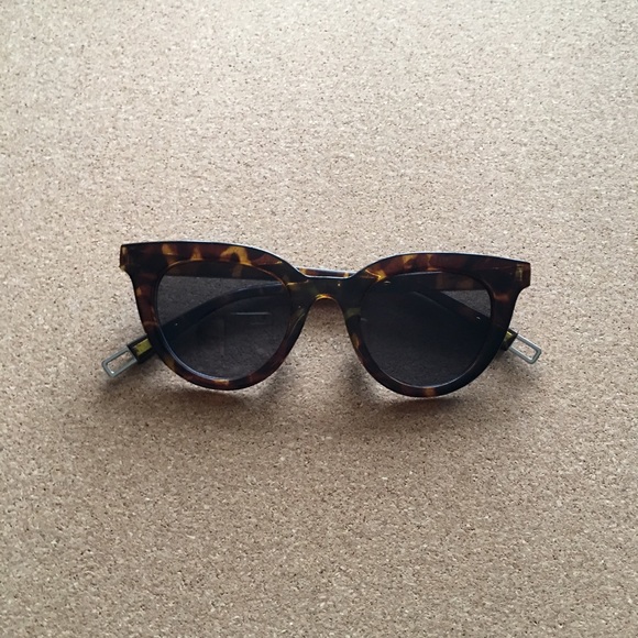 Accessories - New round shaped leopard print sunglasses